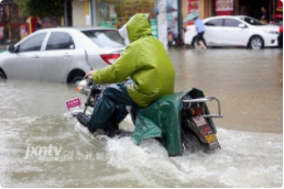 下雨天電動(dòng)車用了防水連接器就不怕了